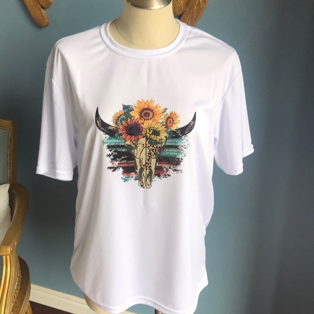 NWT white short sleeves t-shirt. Western, cow skull cowgirl, rodeo, country Sz M